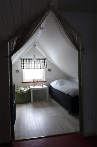 A bed or beds in a room at 1A, Stuga med 50m till strand