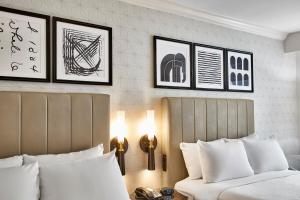 Postel nebo postele na pokoji v ubytování Hotel Indigo Cleveland Downtown by IHG