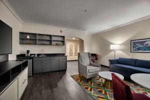 Kuchyň nebo kuchyňský kout v ubytování Hotel Indigo Cleveland Downtown by IHG