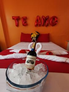 eine Flasche Champagner in einem Eimer auf einem Bett in der Unterkunft La Casa De Mi Sub in Puerto Baquerizo Moreno