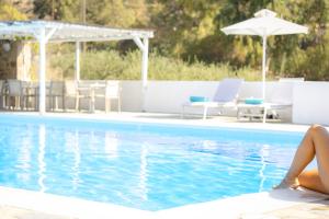 Bazén v ubytování Akrotiri Hotel nebo v jeho okolí