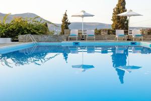 Bazén v ubytování Akrotiri Hotel nebo v jeho okolí