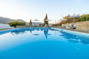 Bazén v ubytování Akrotiri Hotel nebo v jeho okolí
