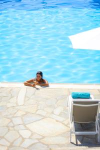 Bazén v ubytování Akrotiri Hotel nebo v jeho okolí