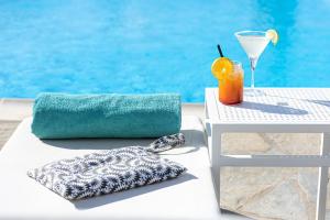 Bazén v ubytování Akrotiri Hotel nebo v jeho okolí