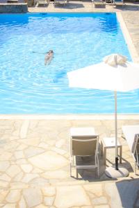 Bazén v ubytování Akrotiri Hotel nebo v jeho okolí
