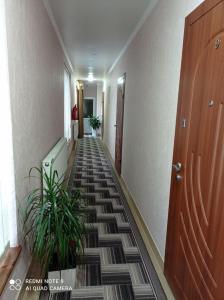 un corridoio vuoto con pavimento malandato in un edificio di VIZIT a Stryj