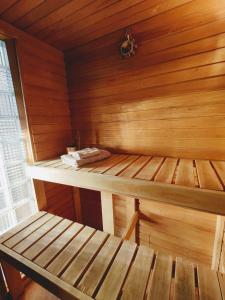 uma sauna de madeira com um banco de madeira em Kotkapesa Apartment em Kiviõli