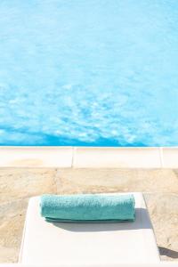 Bazén v ubytování Akrotiri Hotel nebo v jeho okolí