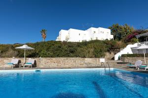 Bazén v ubytování Akrotiri Hotel nebo v jeho okolí