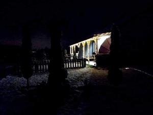 dom oświetlony w nocy światłami w obiekcie Pokoje Gościnne Karkonosze w mieście Wojcieszyce
