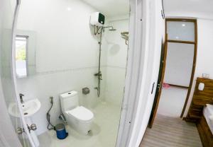uma casa de banho com um WC e um lavatório em Akiri Surf Residence em Thulusdhoo