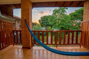 uma rede de descanso num alpendre com vista em Pousada Girassol em Bonito