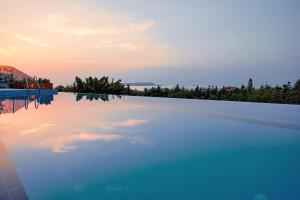 - une piscine avec le ciel dans l'eau dans l'établissement Four Seasons private villa - seaview - big heated pool - gym - sport activities, à Gouves