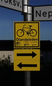 a sign on a pole with a bike on it at 1C, Första parkett, 50m till badstrand in Byxelkrok