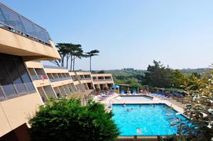 Bazén v ubytování Village Vacances de Pen-Hir nebo v jeho okolí