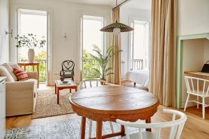 維戈的住宿－Increíbles Vistas a la Ría de Vigo! Acerca，客厅配有木桌和椅子