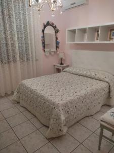 sypialnia z łóżkiem i lustrem w obiekcie B&B bread and fantasy w mieście Ostra