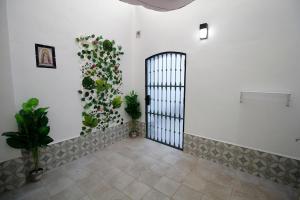 een kamer met een deur met planten aan de muur bij Casa del Telegrafo in Utrera