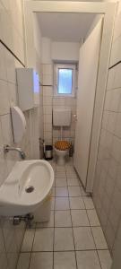 斯圖加特的住宿－拉姆酒店，白色的浴室设有卫生间和水槽。