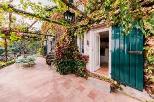 Сад в L'Olearia Luxury Country Villa in Amalfi Coast