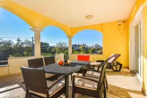 Ein Balkon oder eine Terrasse in der Unterkunft Apartments Svarog