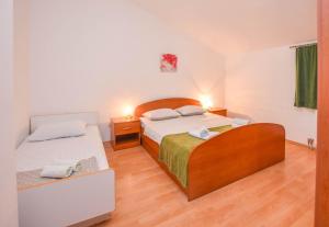 Ein Bett oder Betten in einem Zimmer der Unterkunft Apartments Svarog