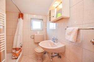 Ein Badezimmer in der Unterkunft Apartments Svarog