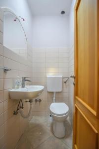 Ein Badezimmer in der Unterkunft Apartments Svarog
