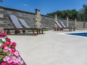Der Swimmingpool an oder in der Nähe von Apartments Svarog
