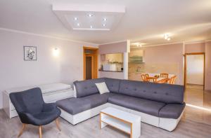 Ein Sitzbereich in der Unterkunft Apartments Svarog