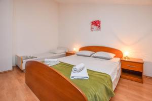 Ein Bett oder Betten in einem Zimmer der Unterkunft Apartments Svarog