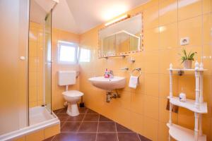 Ein Badezimmer in der Unterkunft Apartments Svarog