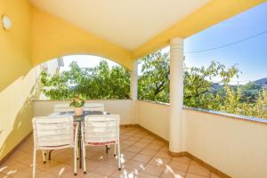 Ein Balkon oder eine Terrasse in der Unterkunft Apartments Svarog