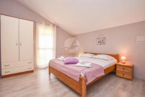 ein Schlafzimmer mit einem Bett mit Handtüchern darauf in der Unterkunft Apartments Svarog in Biograd na Moru + 37 Fotos