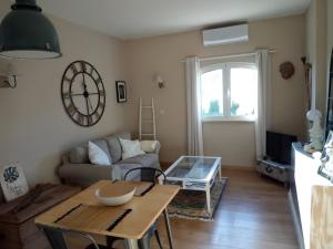 a living room with a couch and a table at Nora Velha T1 in Tavira