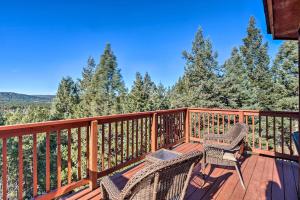 una terraza con 2 sillas y vistas a los árboles en Expansive Mountain Retreat with Views of Pikes Peak!, en Woodland Park