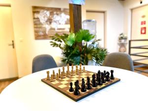 un tablero de ajedrez sobre una mesa en VIVA Hostel en Chur