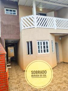 圣塞巴斯蒂安Sobrado Refúgio do Mar - Aconchego e Conforto perto das Praias的一座建筑,上面标有socario mumbai do son的标志