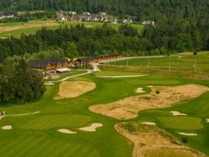 uma vista aérea de um campo de golfe em Hotel Cubo em Ljubljana