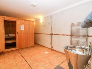 un baño con urinario y lavabo en Boat House, en Aberdeen 38 fotos más