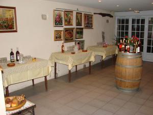 une salle à manger avec des tables et un tonneau de vin dans l'établissement Le Coq en Pâte, à La Roque-Esclapon