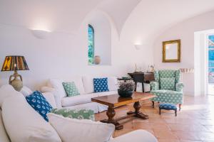 Гостиная зона в L'Olearia Luxury Country Villa in Amalfi Coast