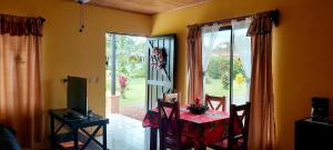 Tanque的住宿－Rústicas Dani & Fam，一间带桌子的用餐室和通往花园的门