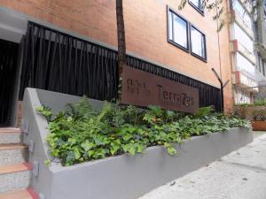 un letrero para un jardín de hierbas fuera de un edificio en Terrazas en Bogotá