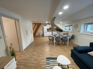 salon i kuchnia ze stołem i krzesłami w obiekcie Apartmány Herc w mieście Jáchymov