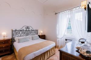 Кровать или кровати в номере L'Olearia Luxury Country Villa in Amalfi Coast +37 фотографий