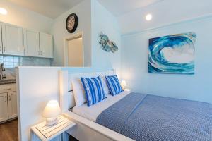 1 dormitorio con 1 cama y reloj en la pared en Sunshine Studio at Viking Hill - Love Beach, en Nassau