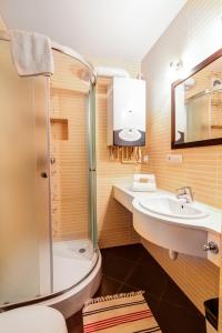 Kúpeľňa v ubytovaní Krynica Apartamenty Studio Centrum 62 Parking
