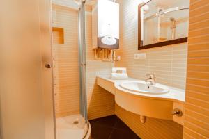 Łazienka w obiekcie Krynica Apartamenty Studio Centrum 62 Parking